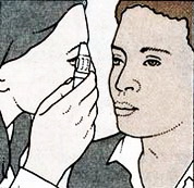 Осмотр глаза окулист проводит с помощью офтальмоскопа, который позволяет увидеть состояние глазного дна, чтобы не пропустить признаков какого-либо основного заболевания.