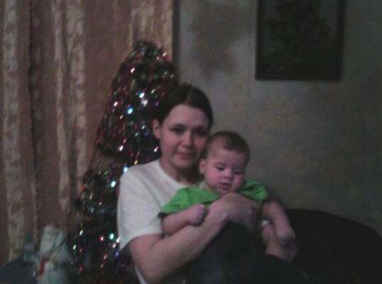 Фото для Одинокая мама двоих детишек совсем одна