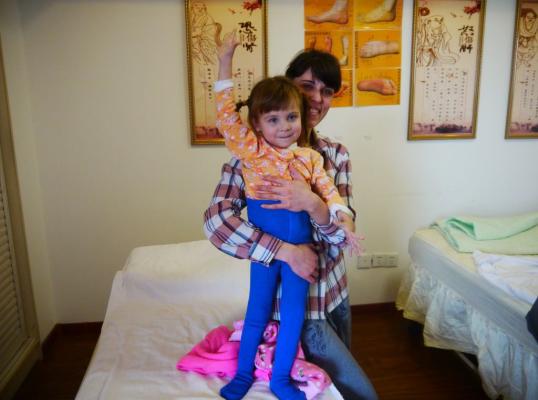 Фото для В свои три годика Полиночка хочет ходить, как все детки