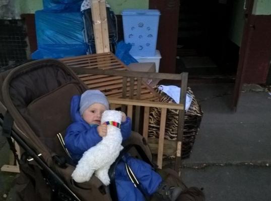 Фото для Можем остаться с грудничком на улице