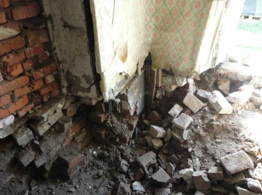 Фото для Дом разделен на несколько хозяев, первый этаж брошен и разрушается. Муж инвалид. Денег нет, помогите