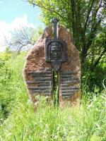 Памятник А. В. Анохину на крутом склоне у дороги